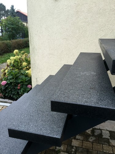 Blockstufe naturstein dunkel - blockstufe,